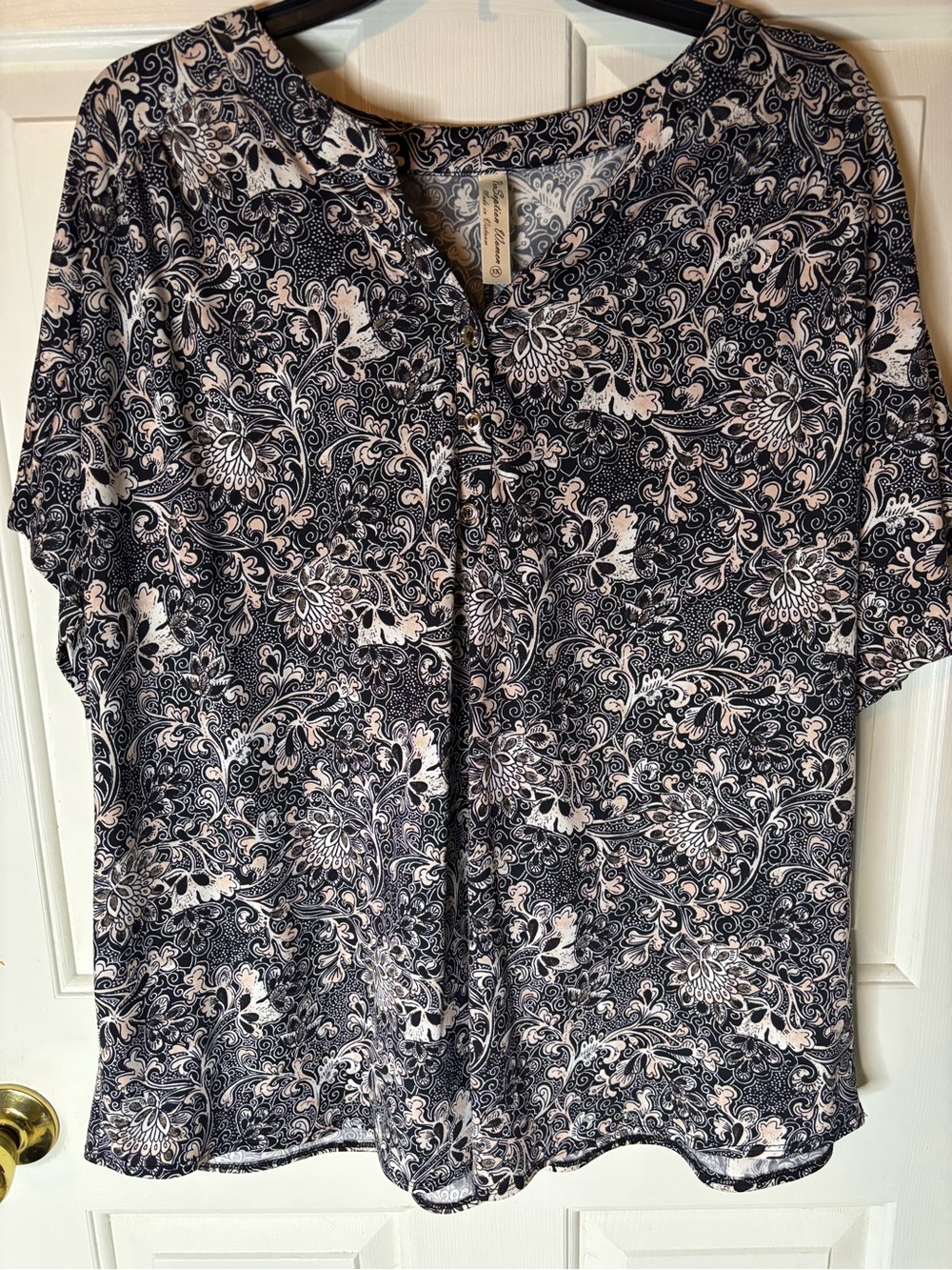 Women’s Short Sleeve Floral Paisley Print w/Black & Soft Pink Size 3X Like New
